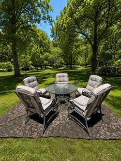 rug, and table included Outdoor Patio Table and 5 Chairs Set beautiful patio furniture in great condition rug, and table included