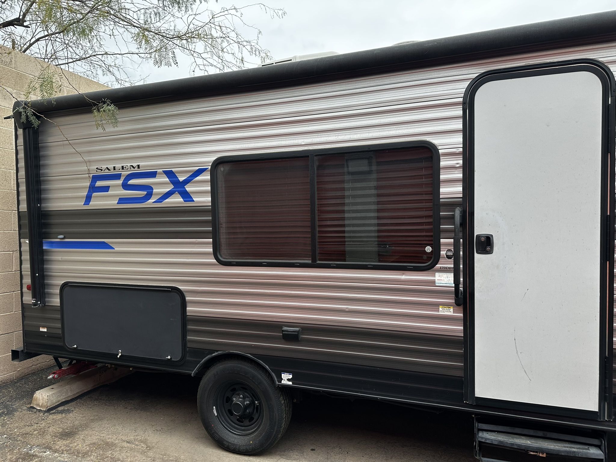 Light Travel Trailer 2021 Ready To Go!