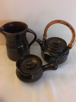 Tea pot and pottery set