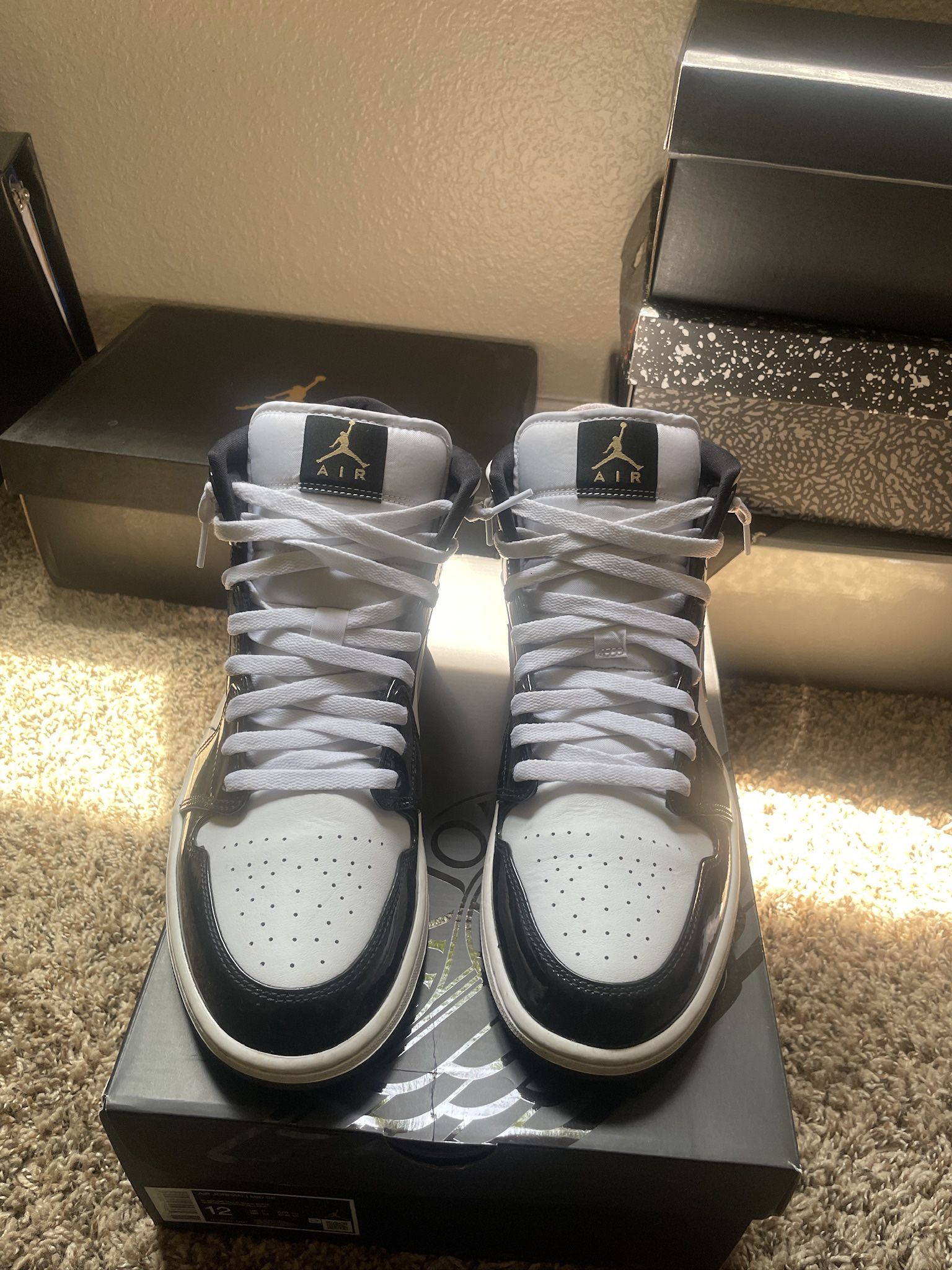 Jordan 1 Mid SE Patent Black Gold