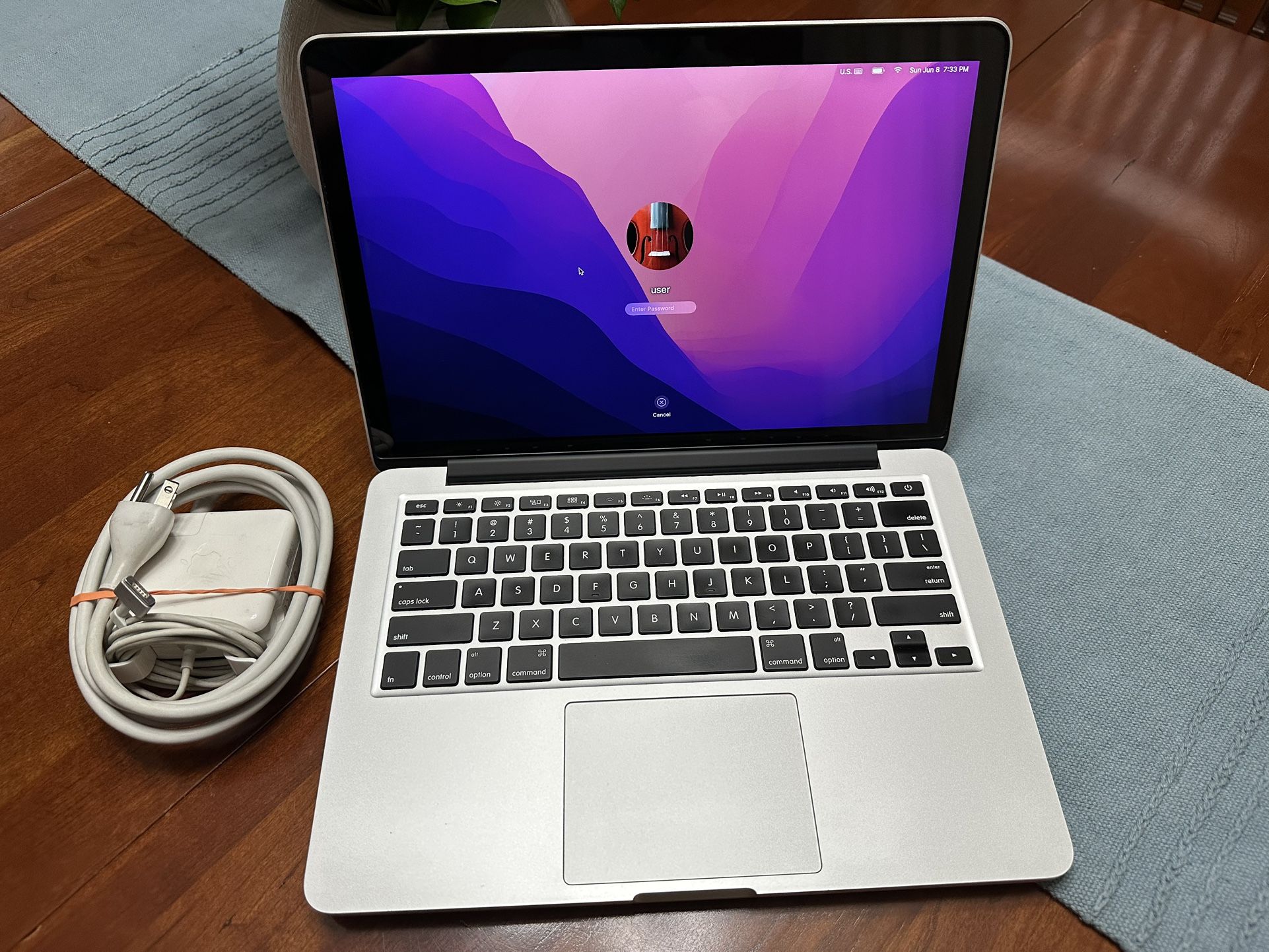 2015 Apple MacBook Pro 13" Retina/ 2.7 Core i5 / 8GB / 256GB SSD. MacOS Monterey