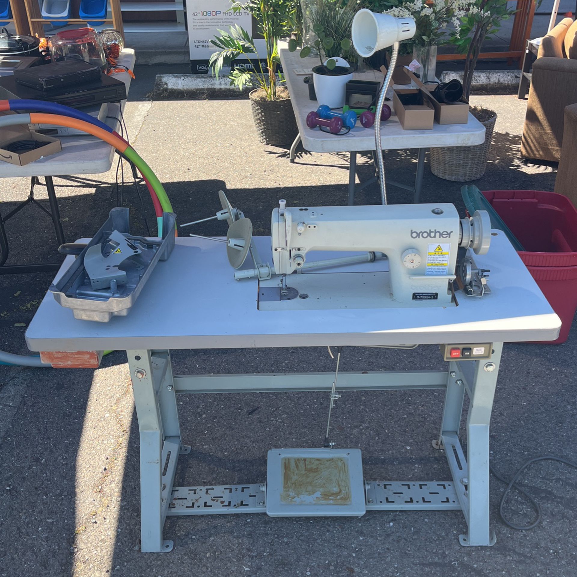 Sewing Machine Desk Setup (50$ Or Best Offer)