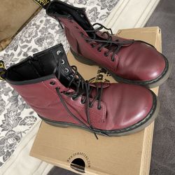 Dr Martin Boots Sizes 4 Like New Condition