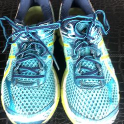 Woman’s Sneaker Size 7