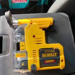 DEWALT  Multi-Surface Dust Extractor