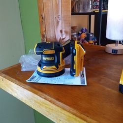 DeWalt. 20v New. XR. Sander. Battery. 4 OAH. Lithium