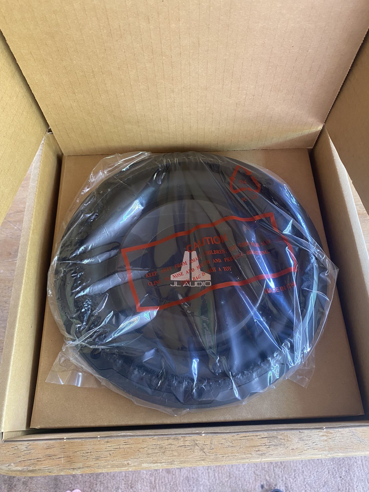 8 “ JL Subwoofer w/ Bass Bunker / 4-channel Pioneer Amp