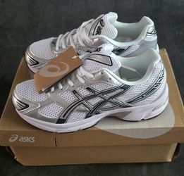 ASICS Gel-1130 sneakers in a white and metallic silver colorway Mens New 7.5