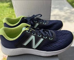 New Balance Sneakers size 8 ladies
