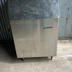 Ice  Container