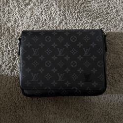 black louis vuitton district pm messenger bag