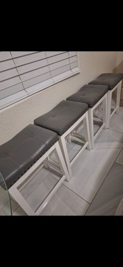 4 Like New bar Stools