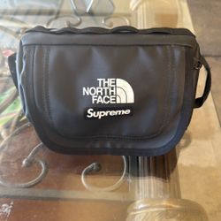 North face Supreme Money Bag 