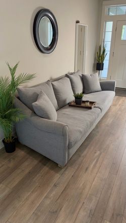 Couch (FREE Delivery!🚚)