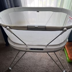 Baby Bassinet / Bedside Sleeper with Music & Vibration