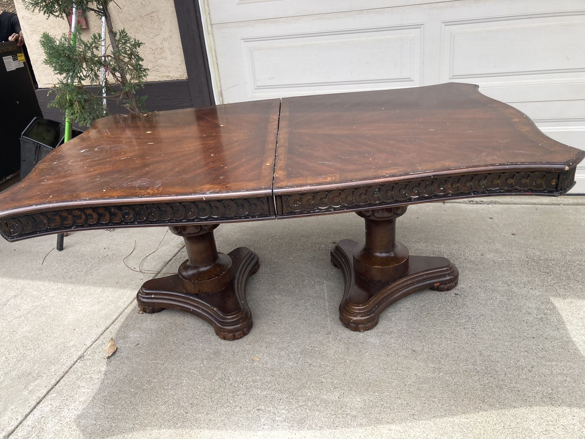 TABLE NO CHAIRS