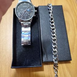 GENEVA WATCH& BRACELET SET NEW IN PLASTIC  DOWELS  ON INSIDE FOR SHOW ONLY