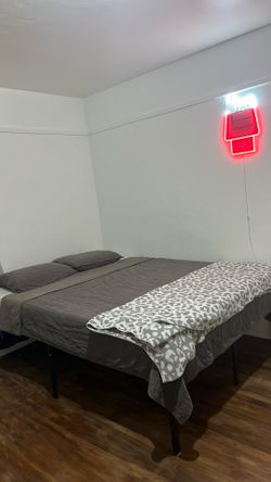 Queen metal bed frame Only  (Pickup  in Escondido)