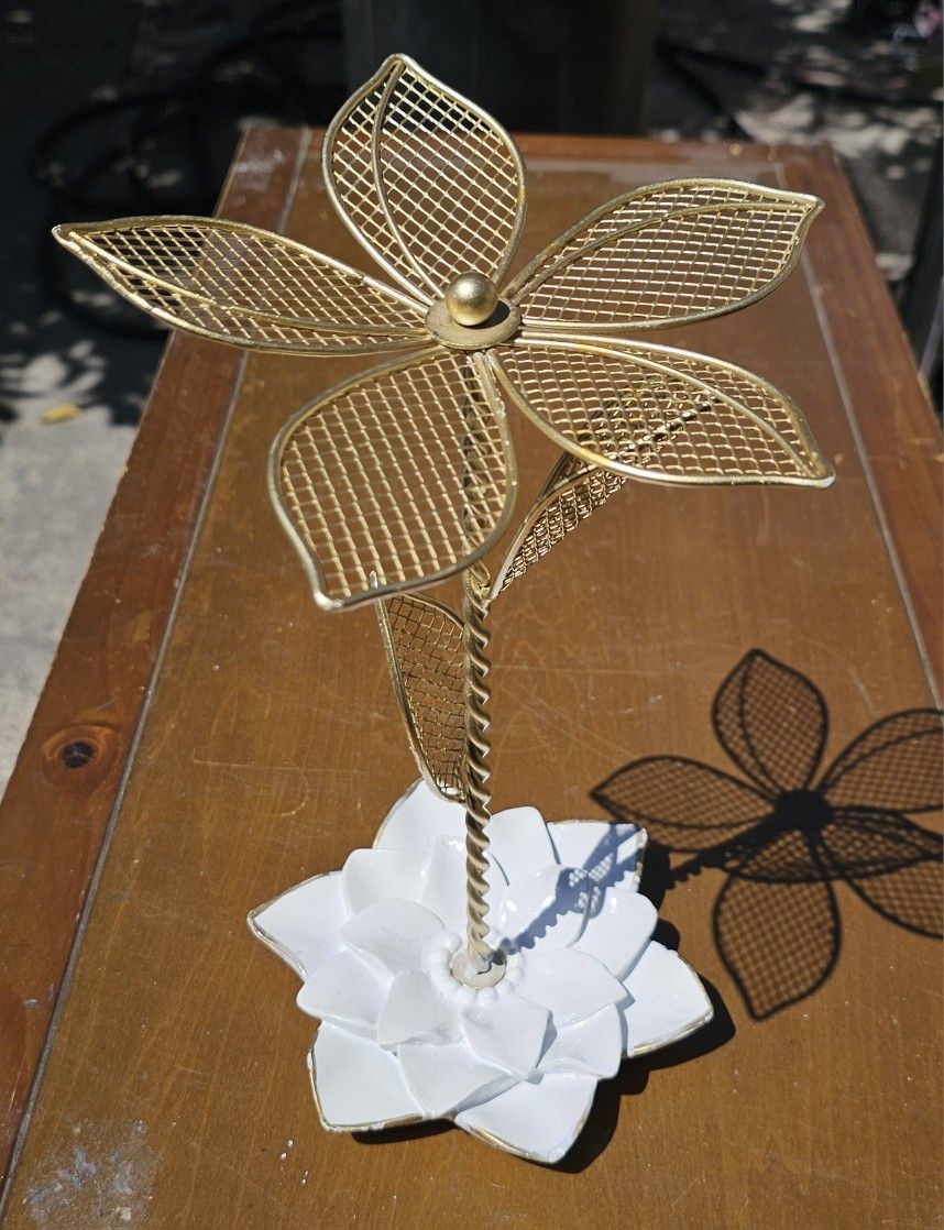 Beautiful Bras Mesh Flower Over Porcelain Lotus