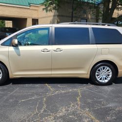 2011 Toyota Sienna XLE Minivan Runs Excellent 