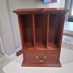 Compact wooden shelf organizer