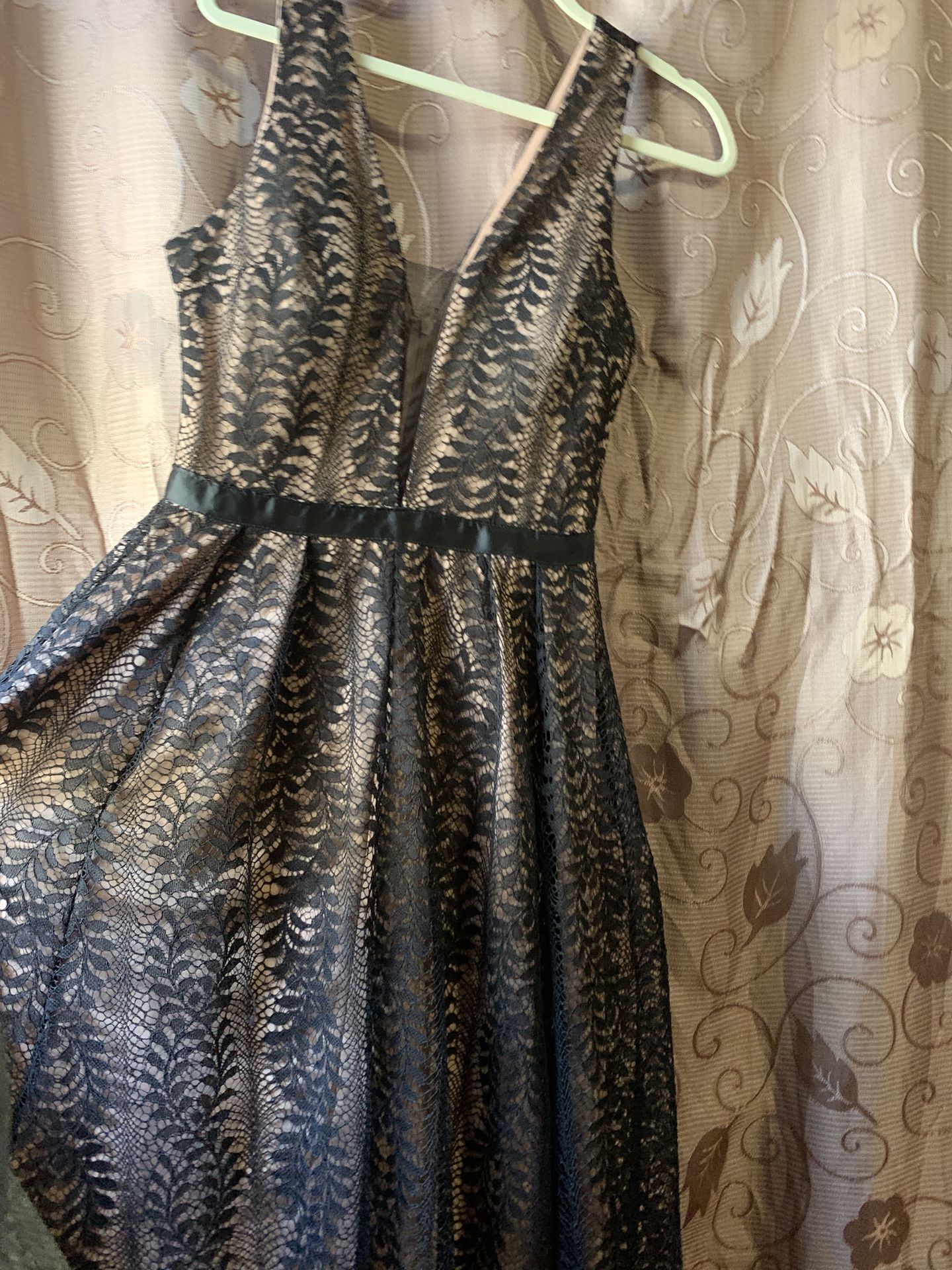 lucy wang lace dress Lucy Wang Sleeveless Blush Lace Prom Bridal Maxi Dress Plunging Neckline Size 2