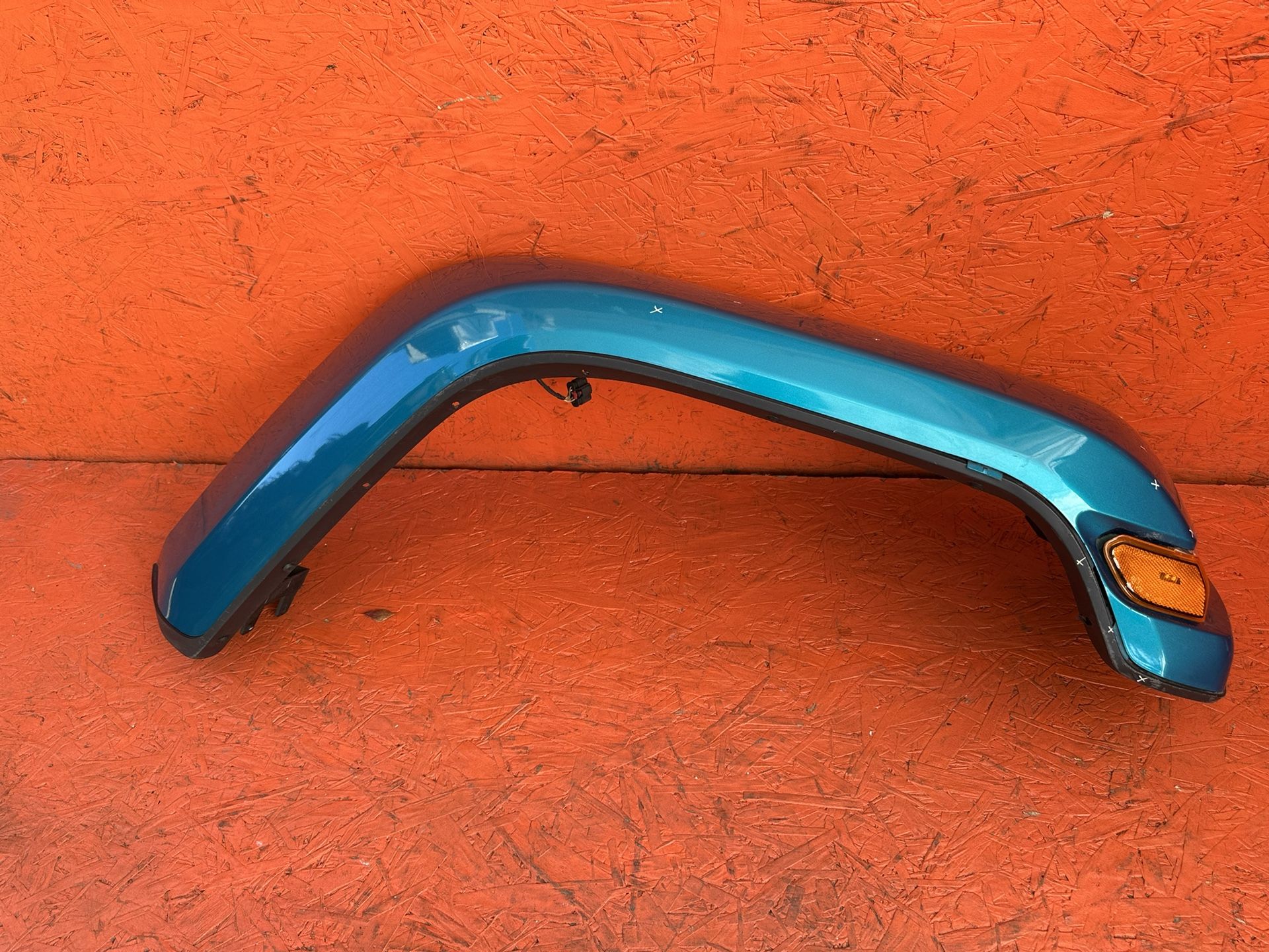 2018 - 2022 JEEP GLADIATOR RIGHT FRONT WHEEL FENDER FLARE MOLDING (contact info removed)2AA