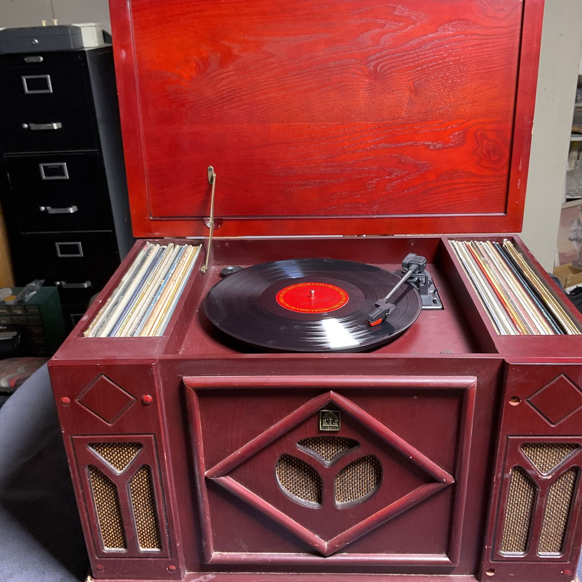 Thomas Pacconi Classics Record Player