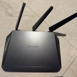 NETGEAR Nighthawk AC1900 Smart WiFi Router (R7000).