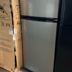 Whirlpool Apartment Size 18 Cu Ft Top Freezer Refrigerator 