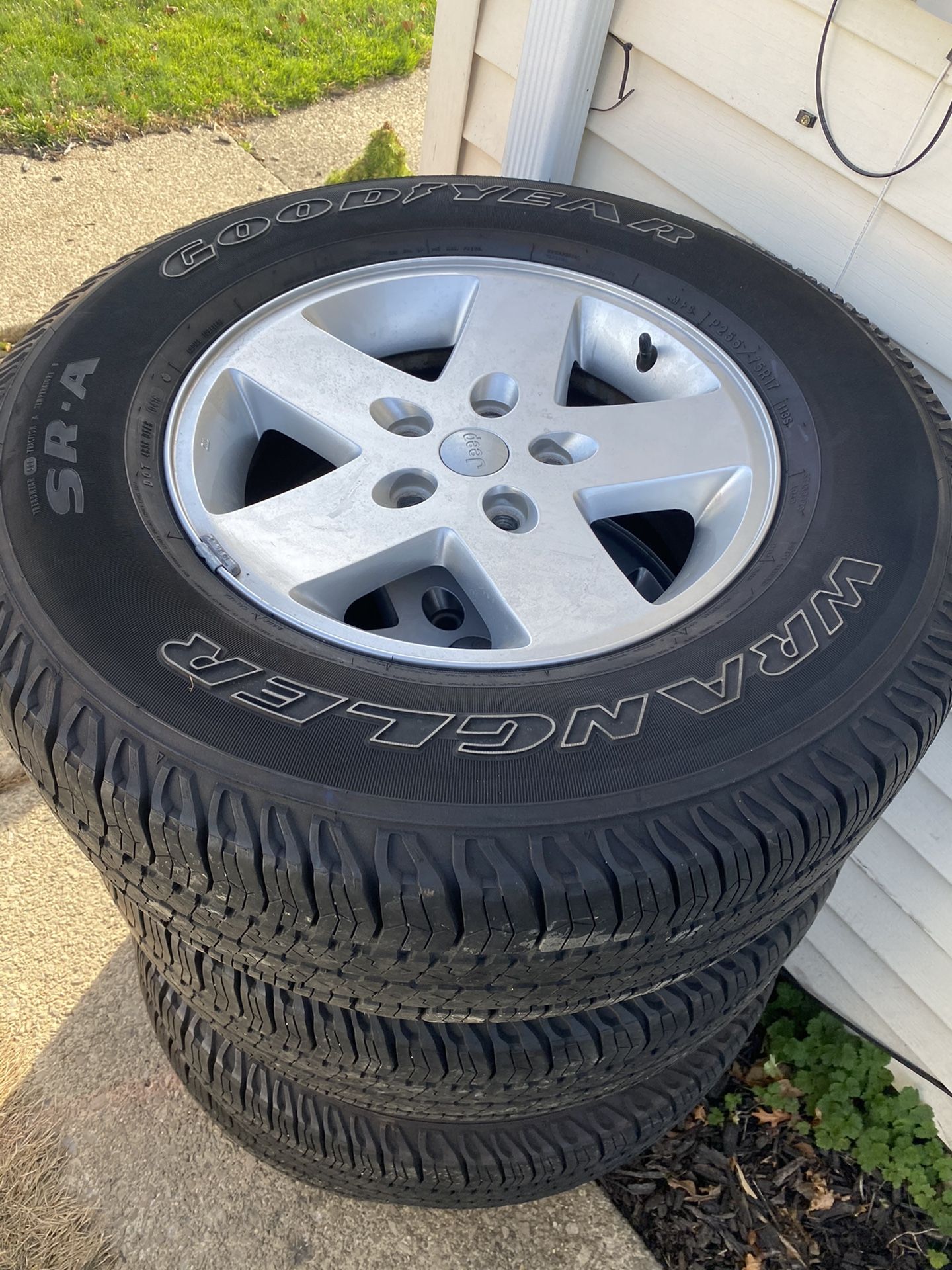 4 Jeep rims with good year tires 255/75/17