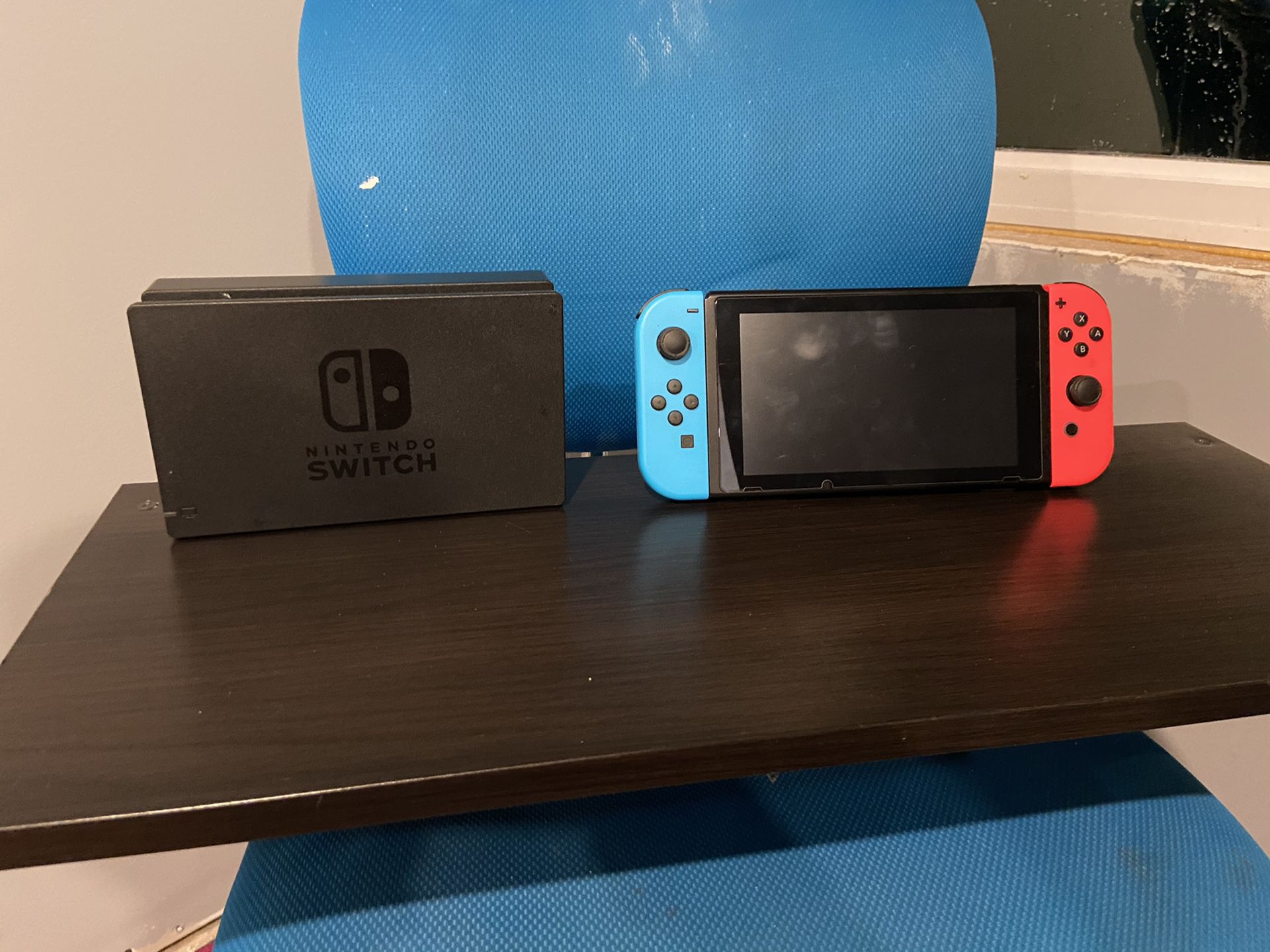 Nintendo switch neon joy cons with 4 games and carrying case