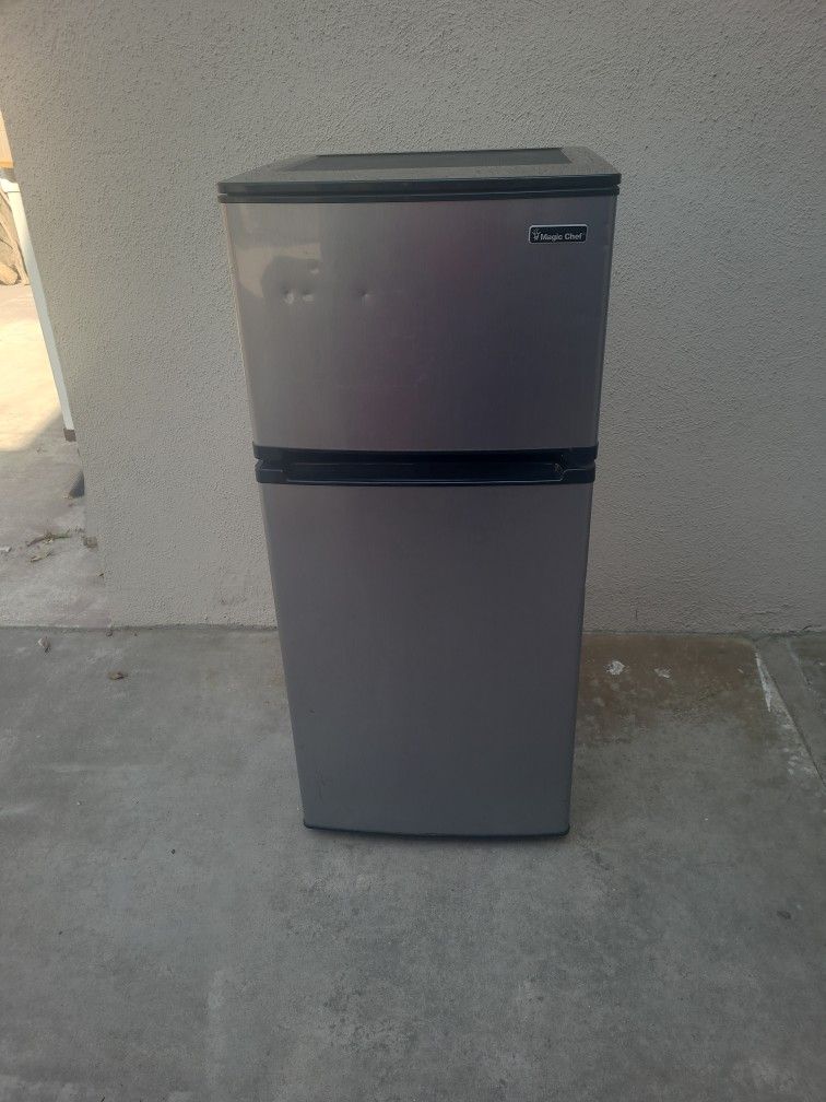 Magic Chef Studio Size Fridge 44H X19wx20d