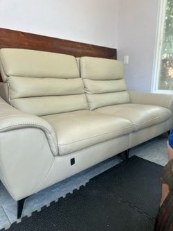 Gorgeous Cledio Italian Leather Sofa Like New