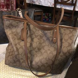 COACH Shoulder Bag Gently Used, Local Pick Up In Bayterrace 