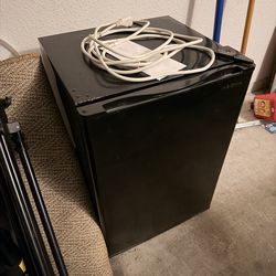 Today only - moving sale (consoles, controllers, cologne, mini fridge, midi-controller)