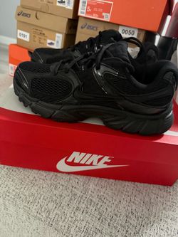 New!!!!Nike Cosmic Runner Low-Top Sneakers Triple Black