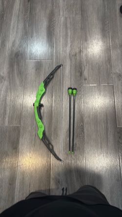 Green bow and 2 arrows