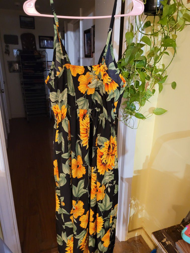No Name Sundress Black With Sunflowers https://offerup.com/redirect/?o=U3oubWVk