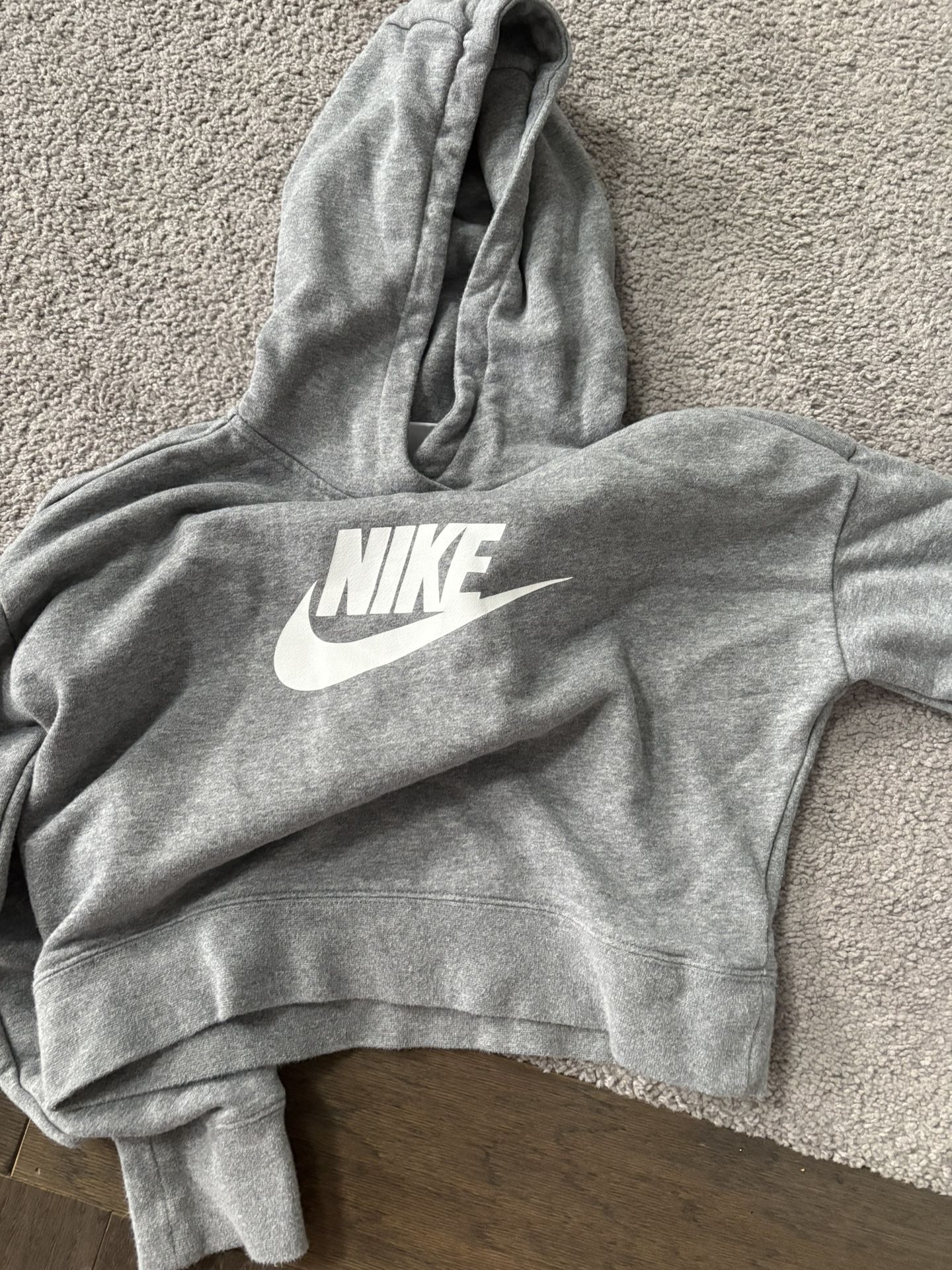 Nike Sweatshirt size med Girls .