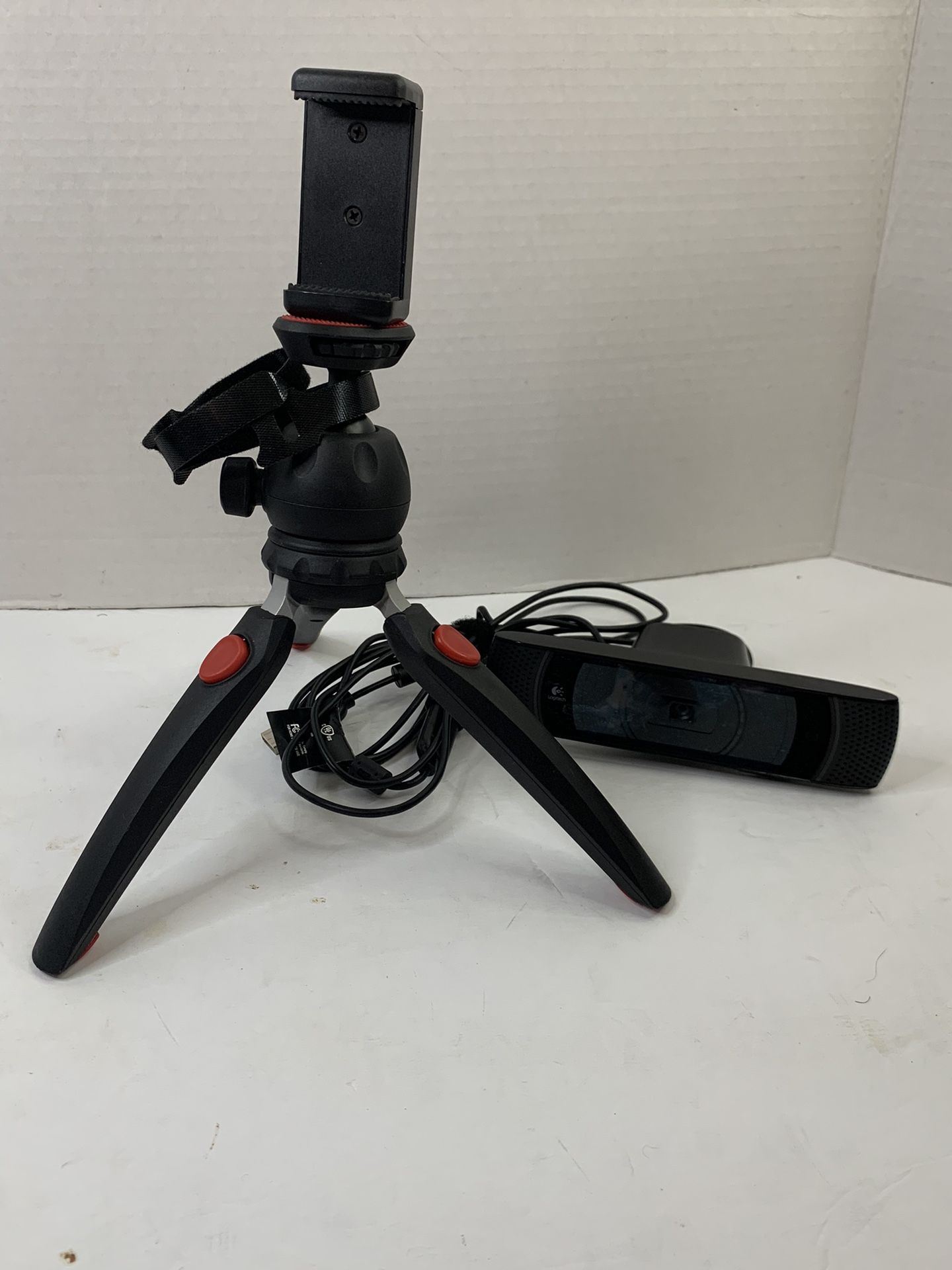 Logitech V-U0022 HD Webcam AND Regetek M8 Mini Tripod