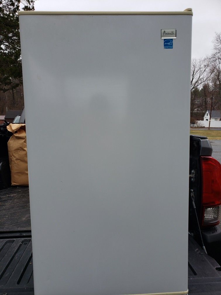 Avanti mini fridge