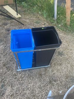 Pull-out kitchen under-cabinet trash bin