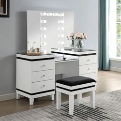 The Perfect Gift For This Holidays ! Alessia Collection Vanity set- 14-pc Light Bulbs-Matching Stool Included . On Sale Now 949.00 Free Delivery 🚚 