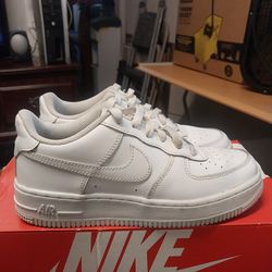 Used  Nike  Air  Force  1    -    ( Size  6 )