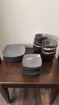 EUC Gray Square Dinnerware Set with Bowls