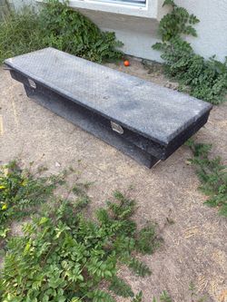 Truck bed tool box