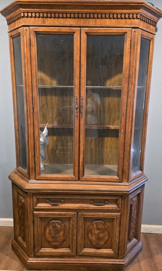 Bernhard China Hutch