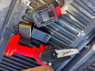 New rechargeable handsaw with battery and charger
