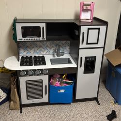 Toy Kitchen and Supplies (Melissa & Doug)